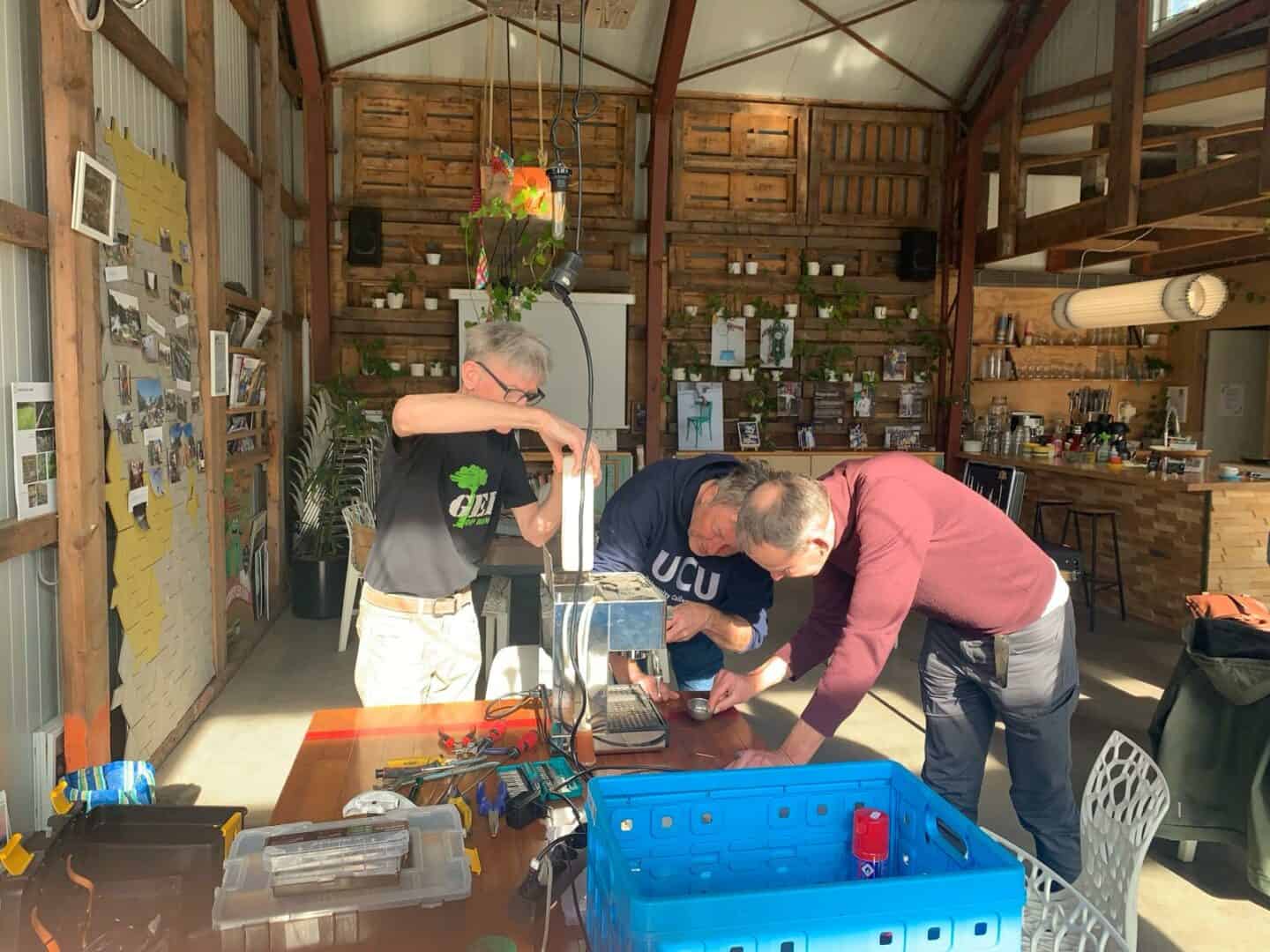 Vrijwilligers bij Repair Café repareren jouw spullen