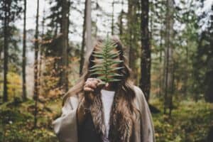 Vrouw in het bos