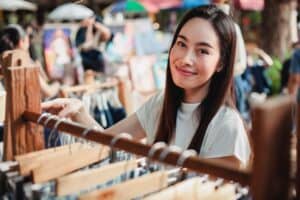 Vintage shoppen op een markt