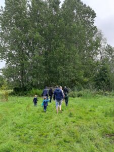 Deelnemers van de Wildgroei training in het weiland