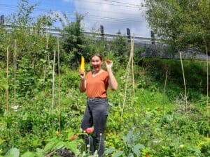 Kim in haar mini moestuin in Utrecht
