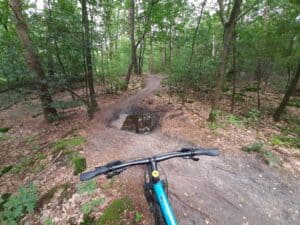 Grote plassen op het mountainbike-pad