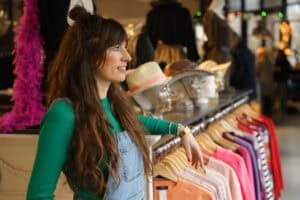 Saskia van The Greenlist in haar favoriete kringloopwinkel