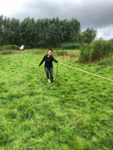 Touwtrekken tijdens de buitendag van Wildgroei